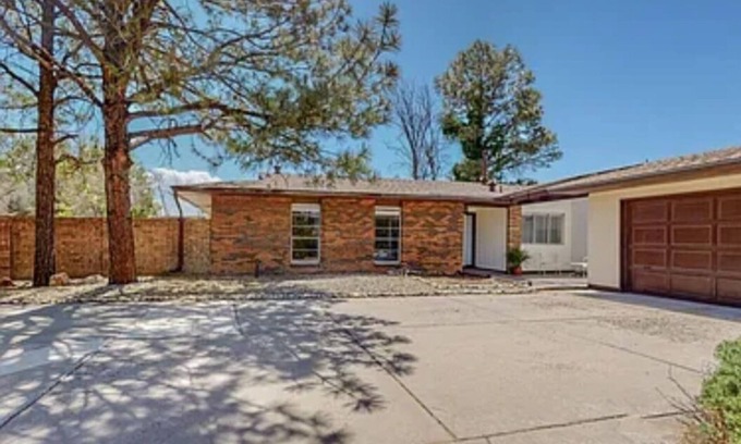 Paradise Hills Civic House | Charming 3-bedroom house with WiFi and AC in amazing Albuquerque