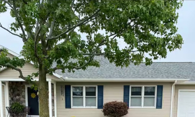 Pricedale House | Charming 3-bedroom house in Belle Vernon with WiFi and AC