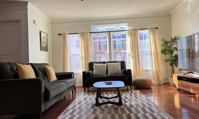 Burtonsville House | Charming 3-bedroom townhome in Burtonsville with a great view