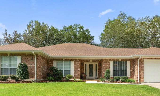 Diamondhead House | Charming 3-bedroom and 2 full bath house near golf course in Diamondhead, pools
