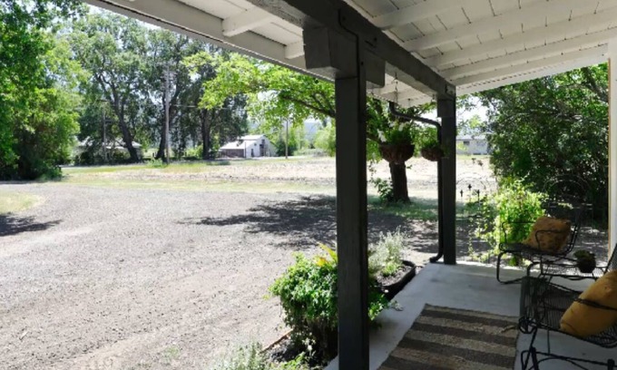 Kelseyville House | Charming 3-bedroom country farm house in lovely Kelseyville with Wifi
