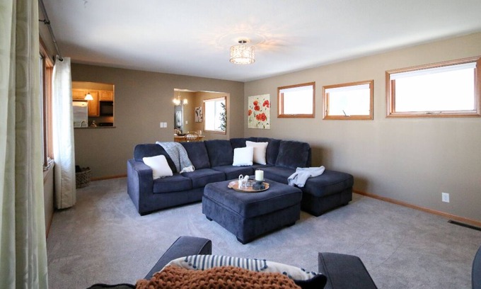 Robbinsdale House | Charming 3-bedroom house with AC, WiFi in pleasant Minneapolis