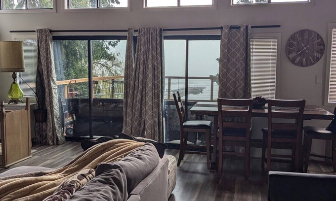 Silver Lake House | Charming 3-bedroom 2 Bath Lakehouse with AC and Wi-Fi located on Silver Lake