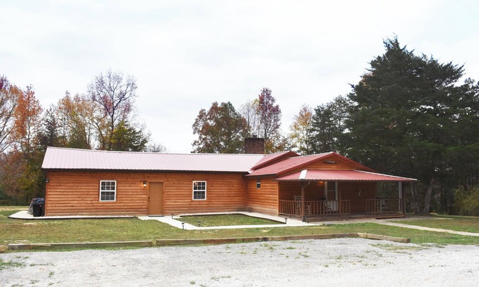 Williamsburg Cabin | Charming 3-bedroom rustic cabin with WiFi in wonderful Williamsburg