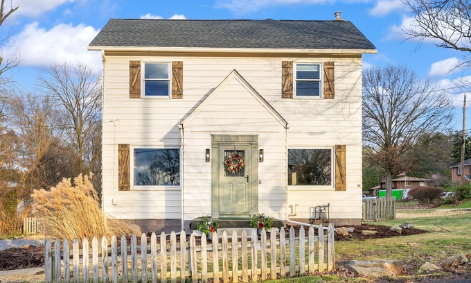 Zelienople House | Charming 3 BR in Small Town Zelienople w/Hot Tub