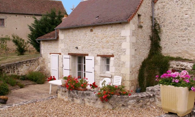 Saint-Epain Cottage | Charming 3-Level Cottage with Private Garden & Central Heating in Saint-Épain