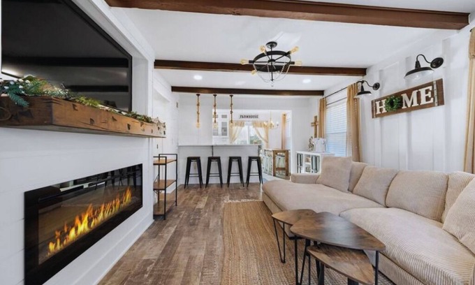Drayton Plains House | Charming 3BR Home Near Birmingham Walk to Downtown Office, Fireplace, Vinyl