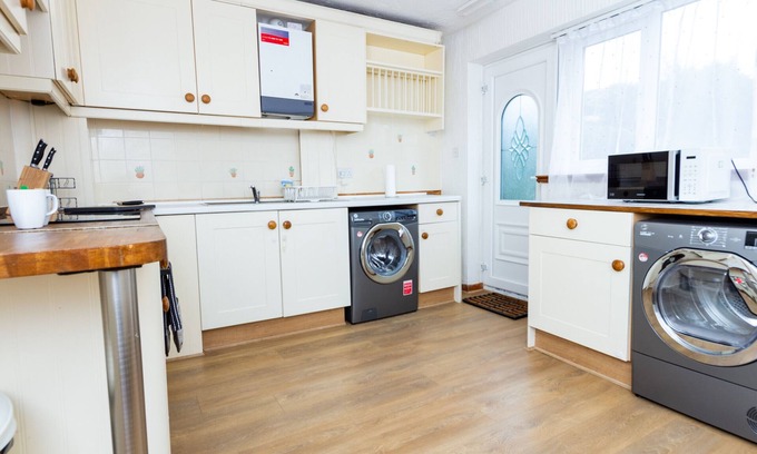 Ridgeway House | Charming 3BR House - Perfect for Group Stays