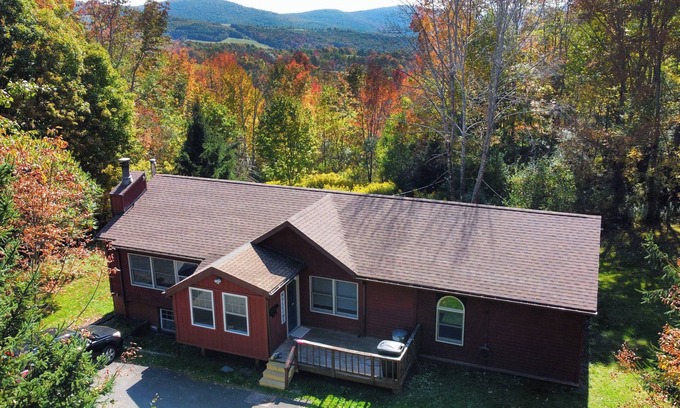 Stamford House | Charming 3BR house, nestled in mountains, pet friendly, 20 minutes from skiing!