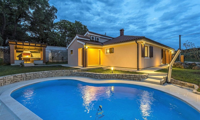 Farini Villa | Charming 3BR Villa Oasis for 6 with private heatable pool