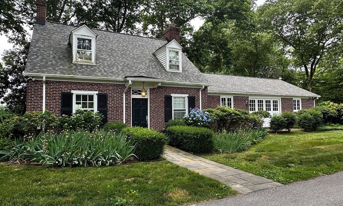 Chesapeake City Cottage | Charming 4-Bedroom Cottage - Vineyard Views & Waterfront Tasting Room & Resort