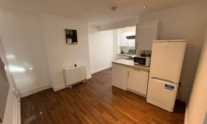 Coldharbour Apartment | Charming 4-bedroom apartment with AC in London BT7