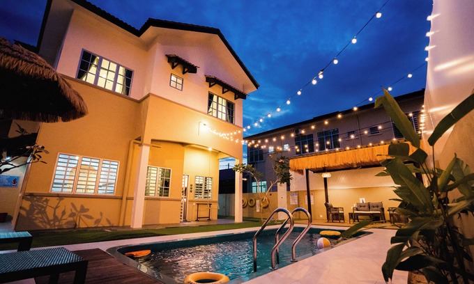 Lumut House | Charming 4-bedroom bungalow with private pool in beautiful coastal town Lumut