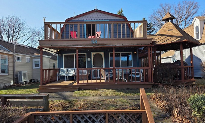 Niagara County Cottage | Charming 4-bedroom cottage on peaceful Sunset Island