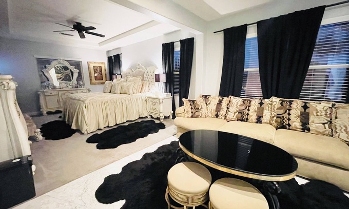 Riverside House | Charming 4-bedroom estate with fitness room, movie theater & sauna in Riverside