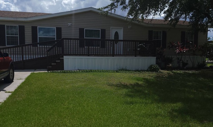 Kissimmee House | Charming 4-bedroom house with coffee/tea station WiFi and AC in Kissimmee