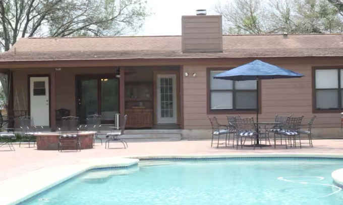 Buda House | Charming 4-Bedroom retreat with Expansive Pool & Firepit Space
