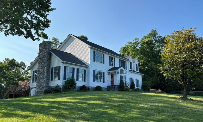 Ridgeway House | Charming 4-bedroom House on beautiful farm in Clear Brook with lovely views