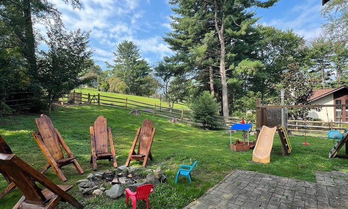 Montgomery Village House | Charming 4-bedroom house in Gaithersburg with WiFi and AC and fenced in yard!