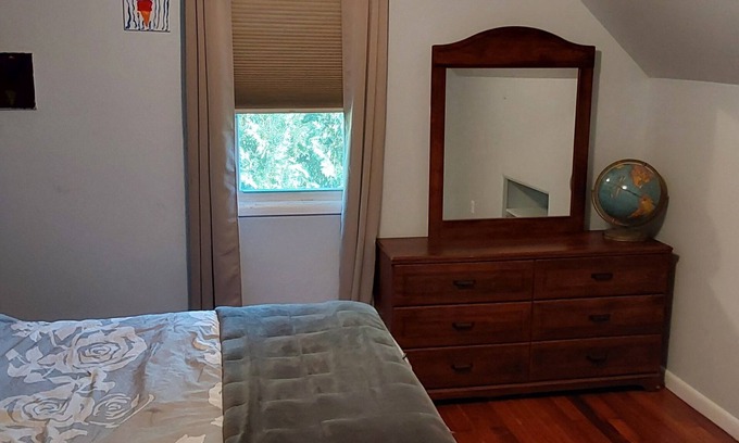 Pearl River House | Charming 4-bedroom house with AC and WiFi 30 minute drive to New York City