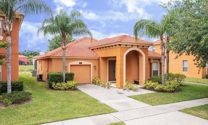 Seasons Villa | Charming 4-bedroom villa with AC, fitness room, WiFi in Kissimmee