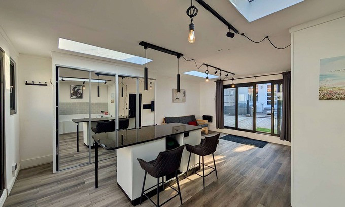 Hendon House | Charming 5-Bedroom House in London