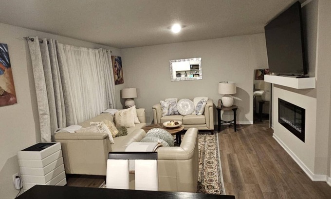 Berwick House | Charming 5-bedroom house in Des Moines with WiFi and AC