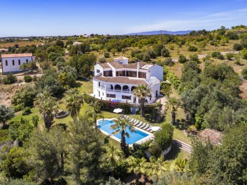 Poco Barreto Villa | Charming Algarve Villa Villa Quinta Luz 9 Bedrooms Large Pool & Snooker Table Silves