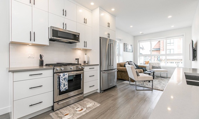 Langford House | Charming and bright Townhouse near Lanford Lake