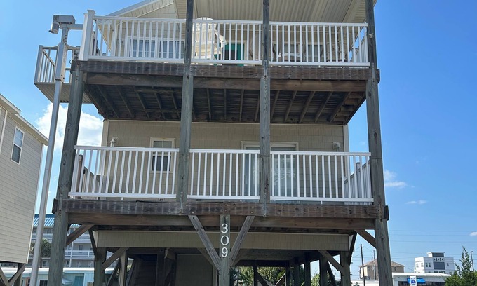 Surf City House | Charming and convenient 4 BR house in the heart of Surf City!