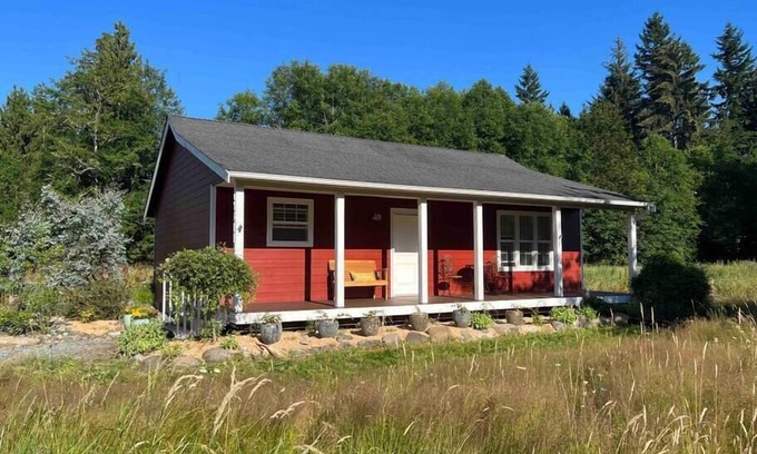 Buckley House | Charming and Cozy Little Farmhouse
