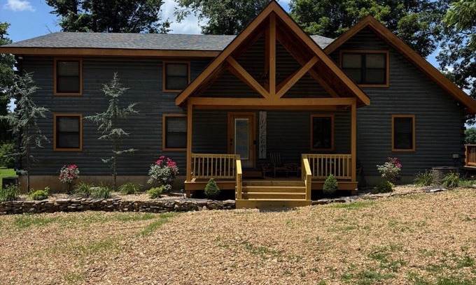Doniphan Cabin | Charming and spacious 7-bedroom cabin with many accomodations on Current River.