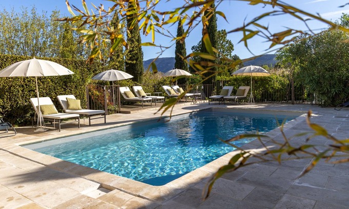 Lagnes Cottage | CHARMING AND STANDING RENTAL IN PROVENCE nIn the heart of a family estate