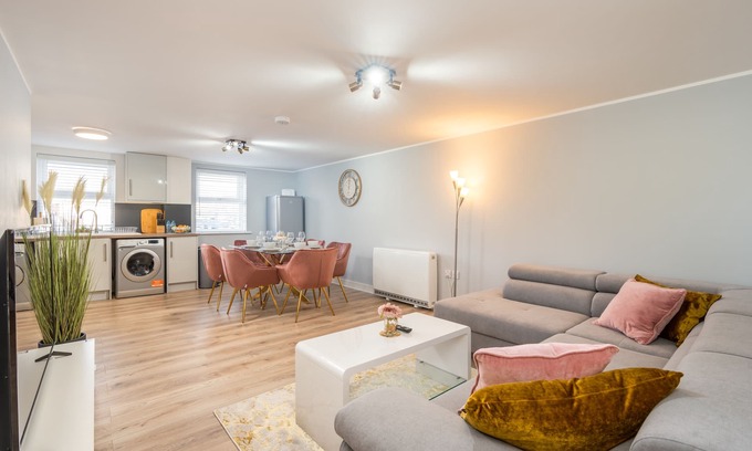 Andover Apartment | Charming Apartment In Andover Town Centre 55' 4K Smart TV Netflix