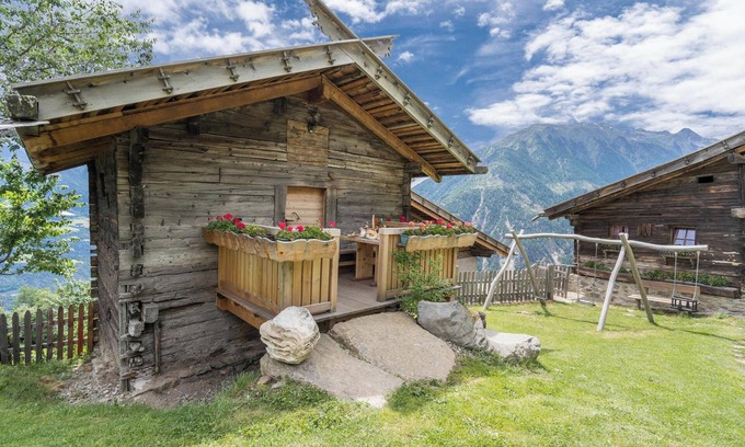 Naturno House | Charming Apartment Kornkammer Lodge with Mountain View, Wi-Fi & Garden; Parking Available