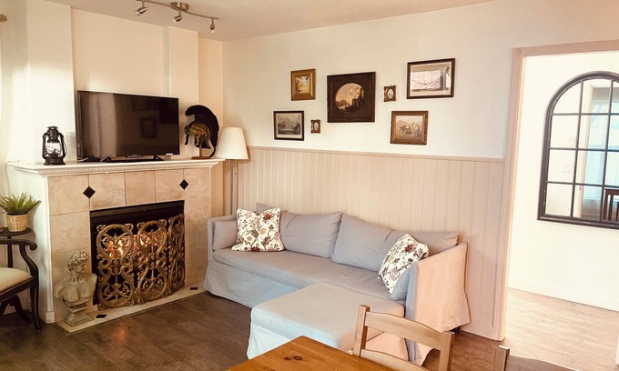 Fairview Condo | Charming Apartment near the Sea Wall