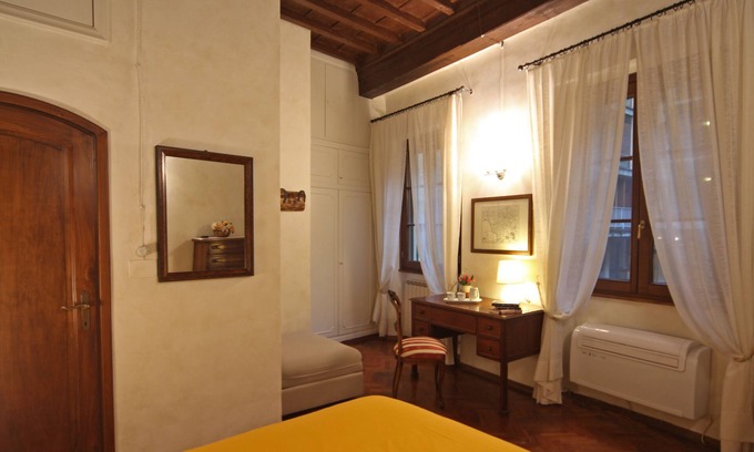 Santa Croce Apartment | Charming apartment near Ponte Vecchio Free Wi-fi, Aircond.