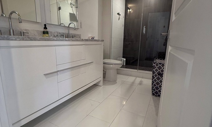 Fairmount Apartment | Charming apartment, sleeps 6 people, in-unit washer/dryer in Philadelphia
