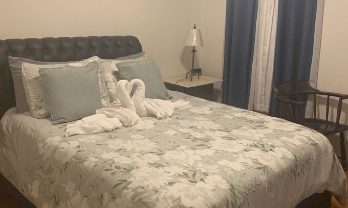 East Flatbush Apartment | Charming apartment with Heat &AC and WiFi in fantastic city