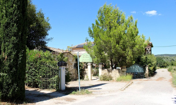 Goudargues Apartment | Charming Apartments in the Mas de Soleil (Gîte "Viva")