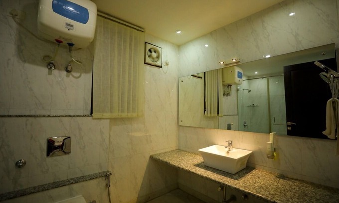 Basai House | Charming B&B with WiFi and AC in Wise Villa Agra 4