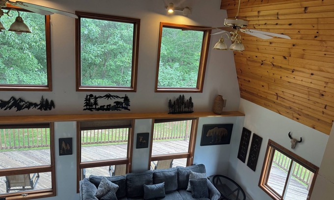 Adair House | Charming Barndominium with AC and full amenities in Colchester - 3 bedrooms