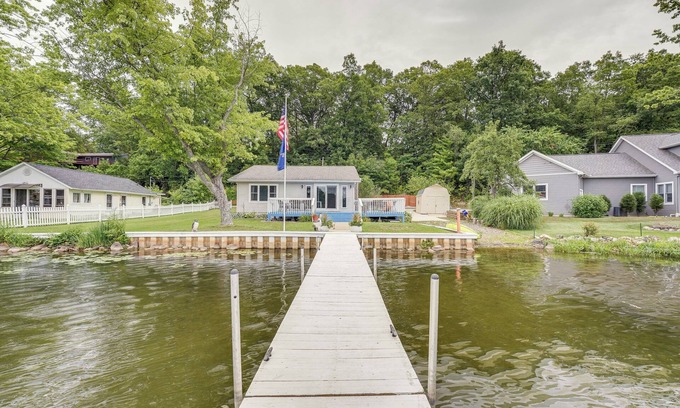 Battle Creek Cottage | Charming Battle Creek Cottage w/Dock!