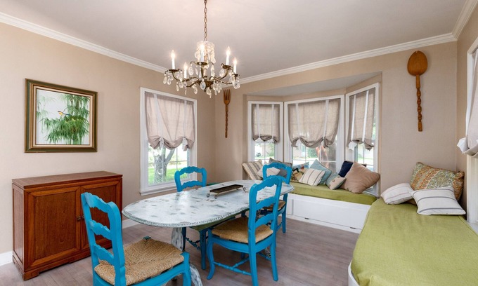 Bay Area House | Charming Bay House, Located off Ocean Dr, Porches & Large Gardens