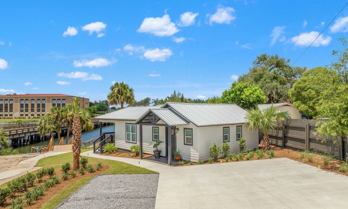 Bunkers Cove House | Charming Bayou Carriage House w/Dock Access – 2BR