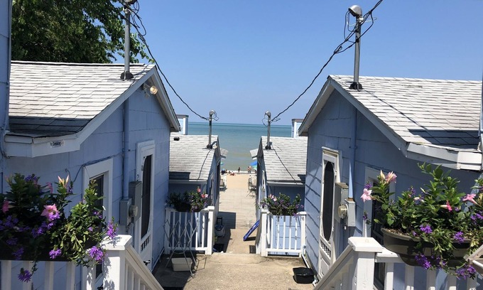 South Haven Cottage | Charming Beachfront Studio Cottage