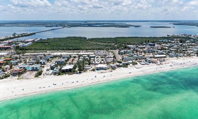 Holmes Beach Condo | Charming Beachside Condo – Palm Isle Village | Island Real Estate