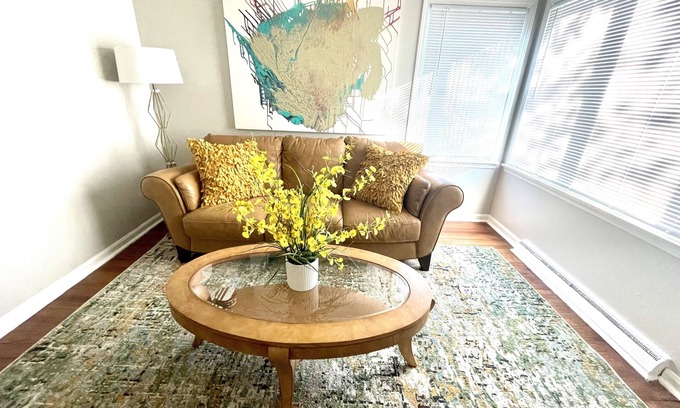 Pontiac House | “Charming Beauty” cozy/modern home- min from Great Lakes Mall/entertainment/food