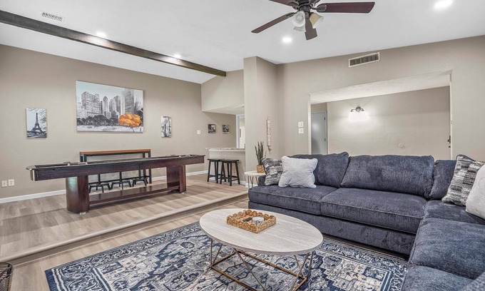 Bedford House | Charming Bedford 4BR Gameroom