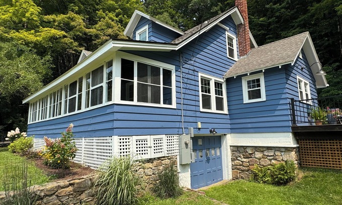 Glendale House | Charming Berkshire Farmhouse: Your Cozy Retreat Awaits!